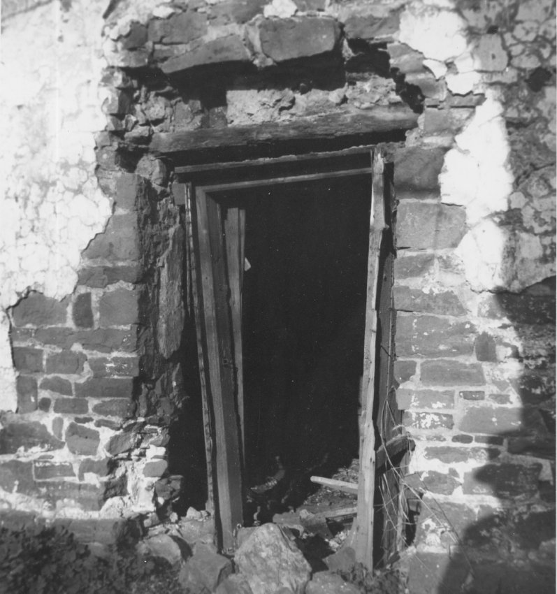 Mouns Jones House, eastern doorway (c.1968-70)