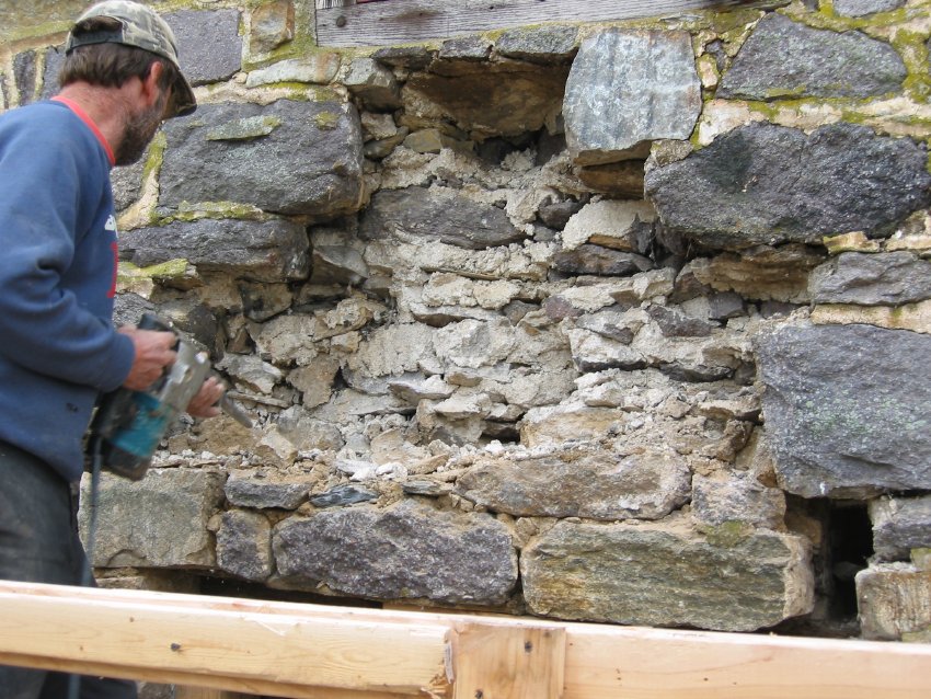 #7 - 1626:Removing wall course above stones bedded on doorway lintel