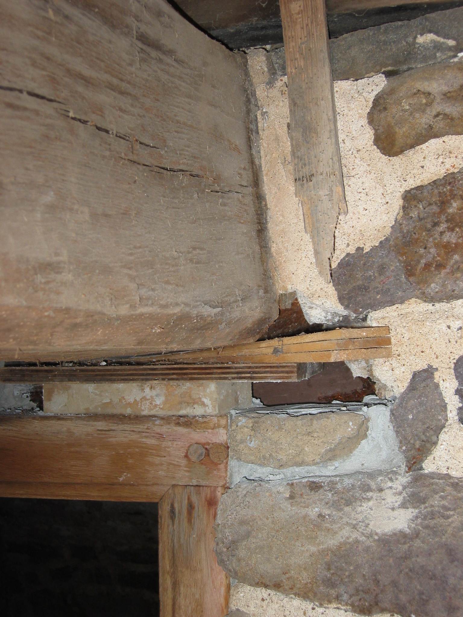 1024, 8/26/09: Southern end of summer beam on temporary wooden shims