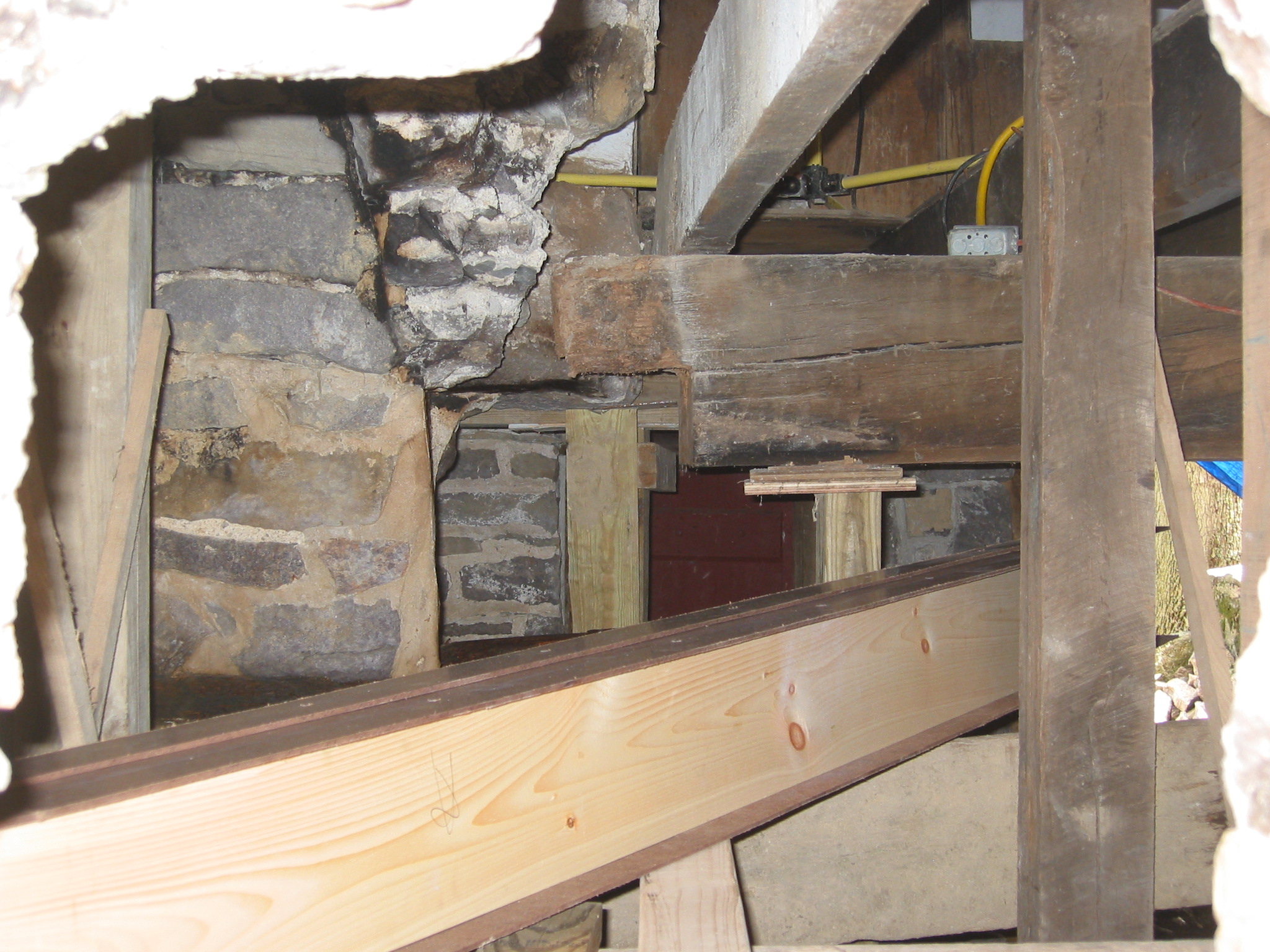 1005, 8/25/09: northern end of summer beam on shimmed shoring post