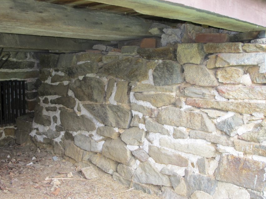#19, 4189: compromised rubble-stone support pier for 1930s porch