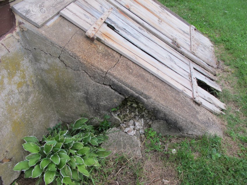 #28, 4184: failed bulkhead concrete side-walls [“cheeks”]