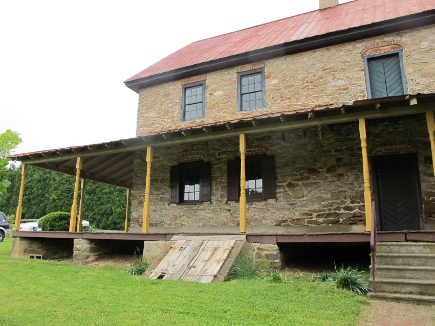 #31,  3682: 1930s porch on 1753 "stube" wall ranges