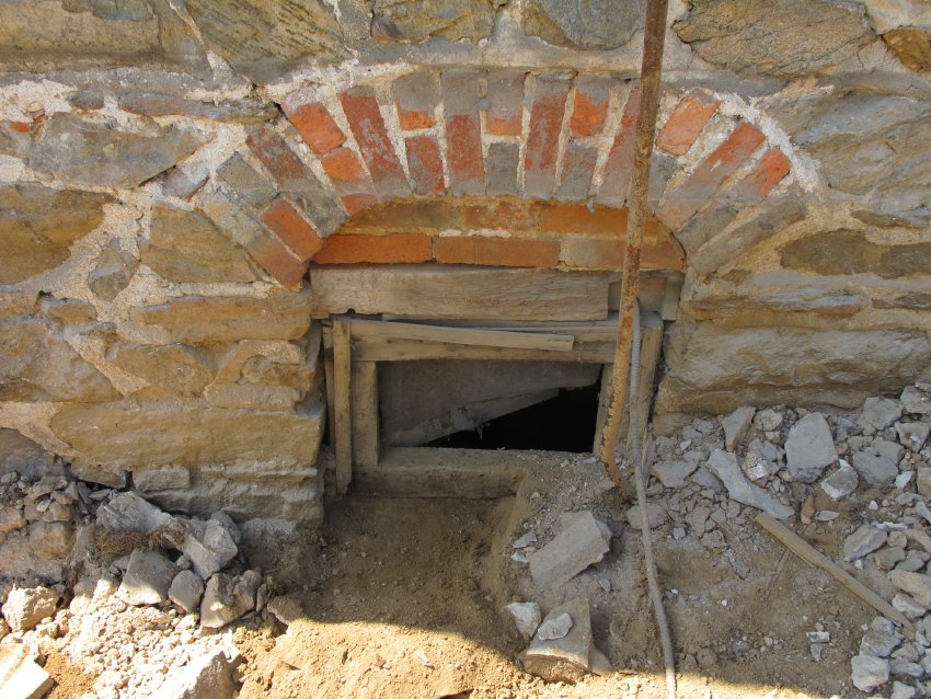 #33, 4533: brick-arched cellar vent after porch removed