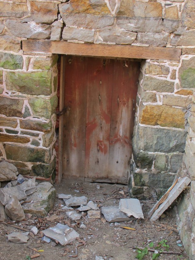 #35, 4378: wood-lintel headed entry to federal-era addition