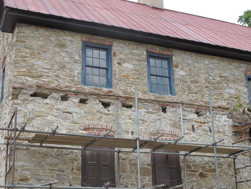 #41, 4786: south wall showing “pockets” for 1930s porch rafters