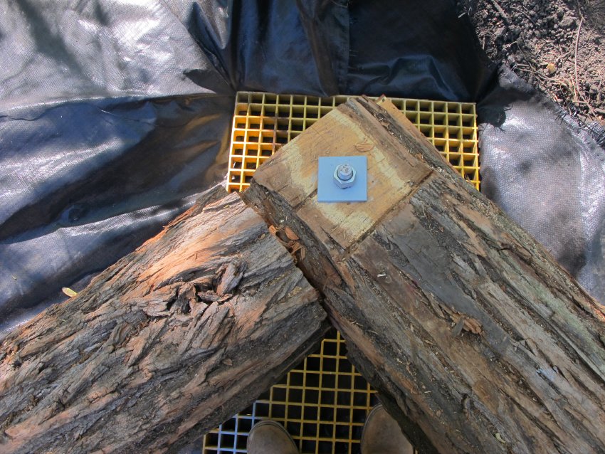 #11, 8228: lap-joined and bolted barrier-log corner