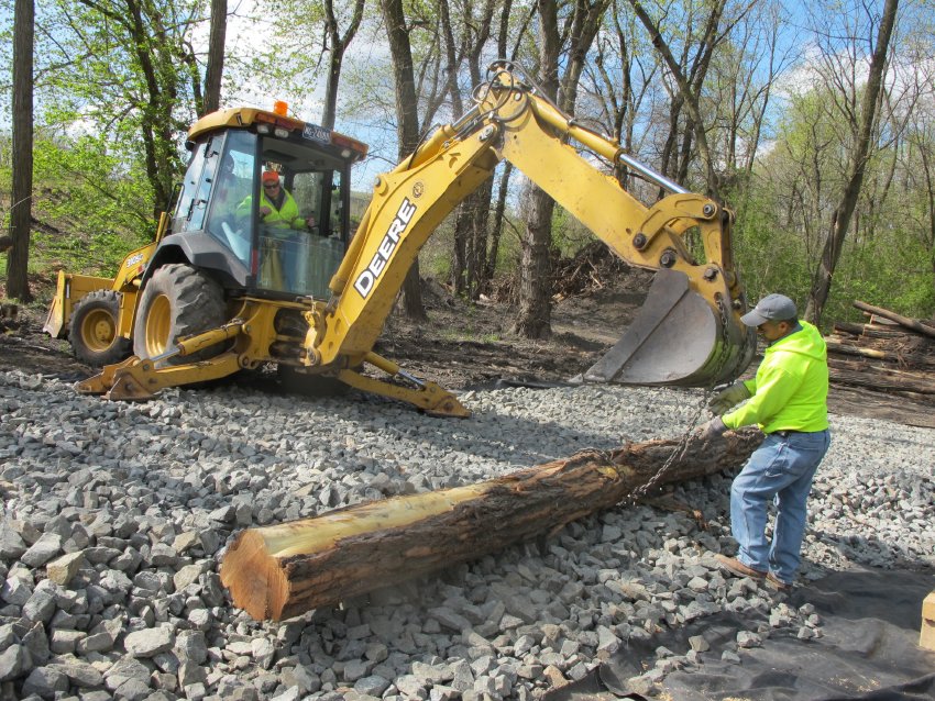 #19, 8101: lifting perimeter log into position on support blocks