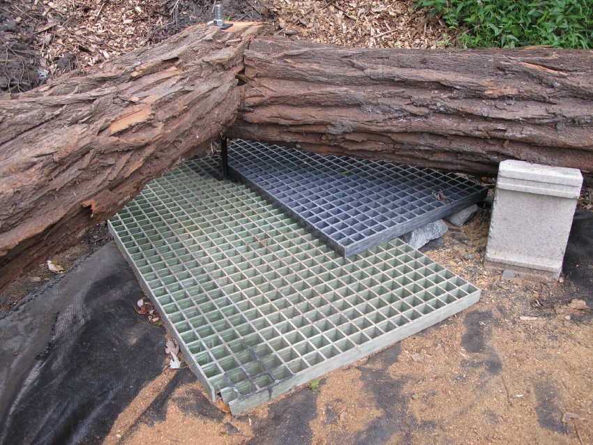 #6, 9532: ballast grating under bolted log-corner joint