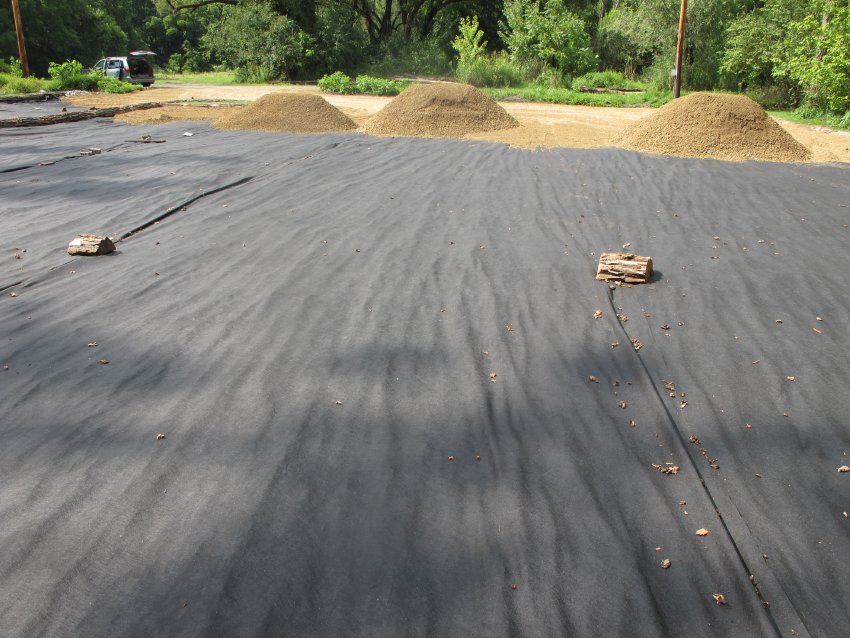 #7, 9721: woven permeable geo-fabric separating clay bed from "fours" base