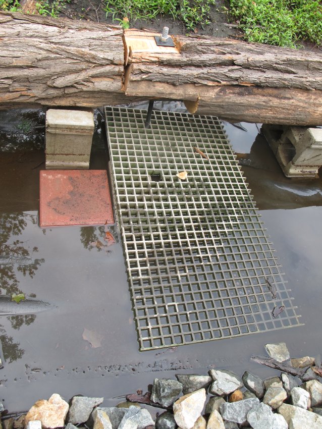 #9, 9359: Fiberglass bearing-grate for log anchorage when loaded