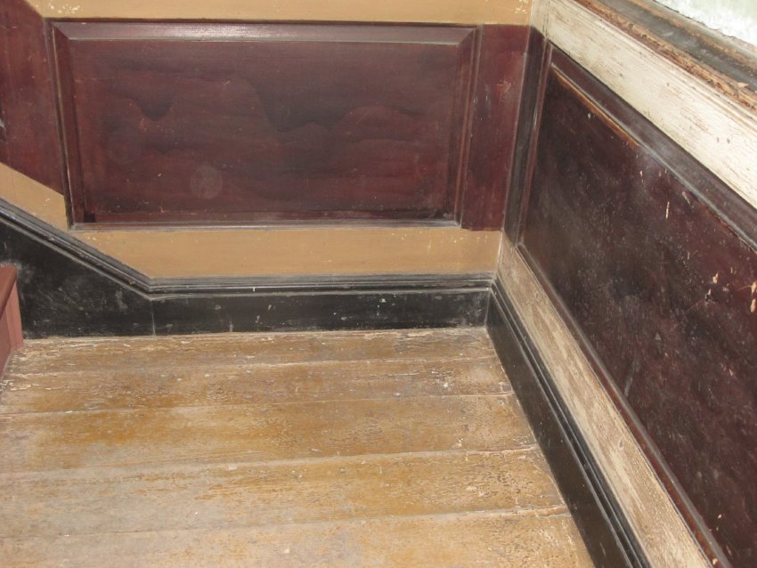#5, 346: 2d period grain-painted "wainscot" panels on stair landing