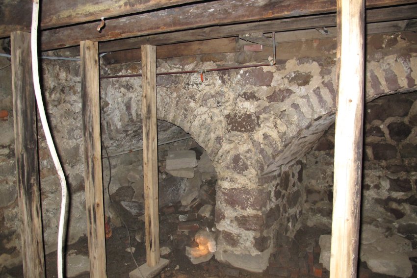 #3: Fireplace and chimney support vault [right] & abutment vault