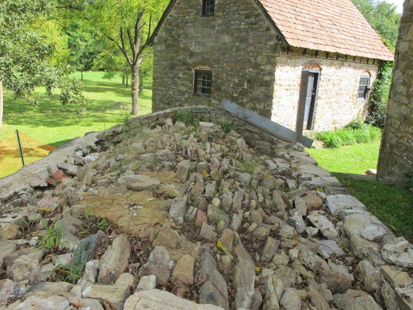 #9, photo 9886: re-aligned extrados [outer] stones on vault