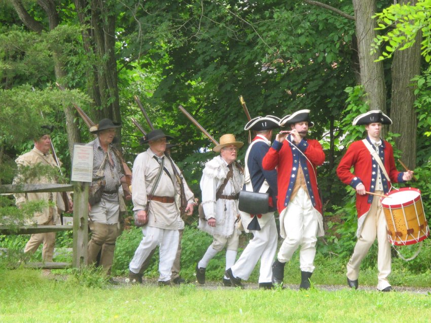 #2378: Fifer, Drummer, and Militiamen "at-the-ready"
