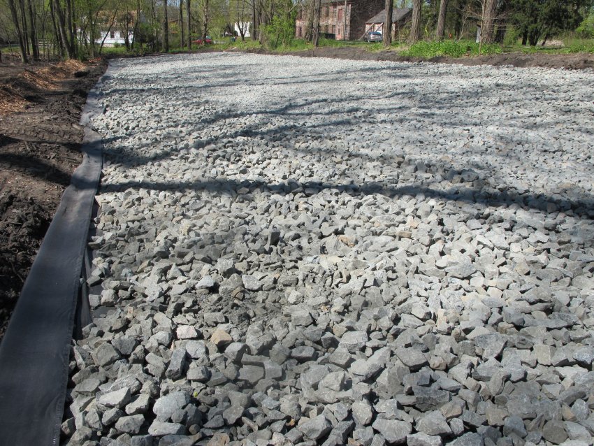 Image #10, 8037: #1 stones ["fours"] as drainage path and ballast-base