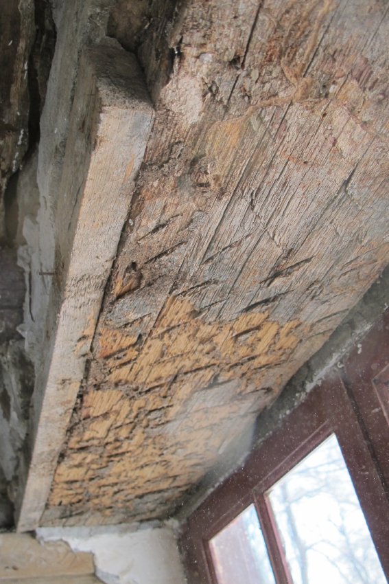 #8, 7246, 2/11/14: axe-cut "keys" for plaster under lintel