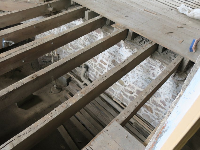 #4: Best parlor joists, bedded on transverse pier wall in cellar
