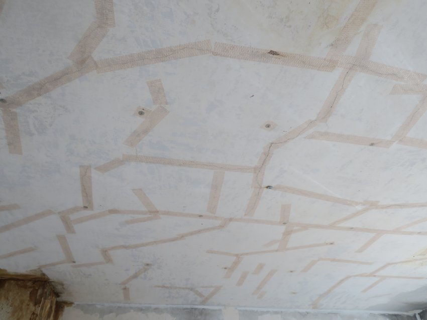 #4: Mesh-taped and washered ceiling cracks, SW chamber